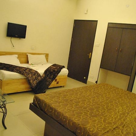 Hotel Golden Deluxe Jaipur Bagian luar foto