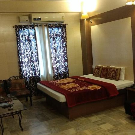 Hotel Golden Deluxe Jaipur Bagian luar foto