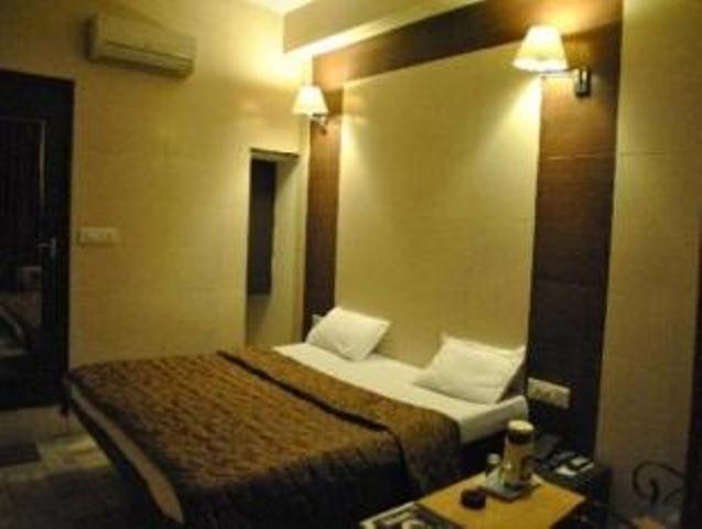 Hotel Golden Deluxe Jaipur Bagian luar foto