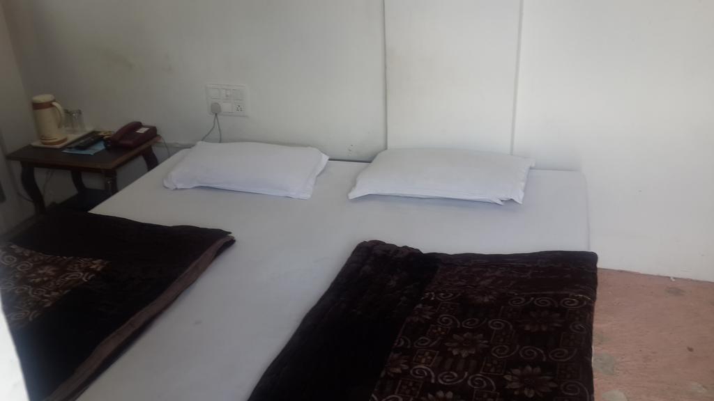 Hotel Golden Deluxe Jaipur Bagian luar foto