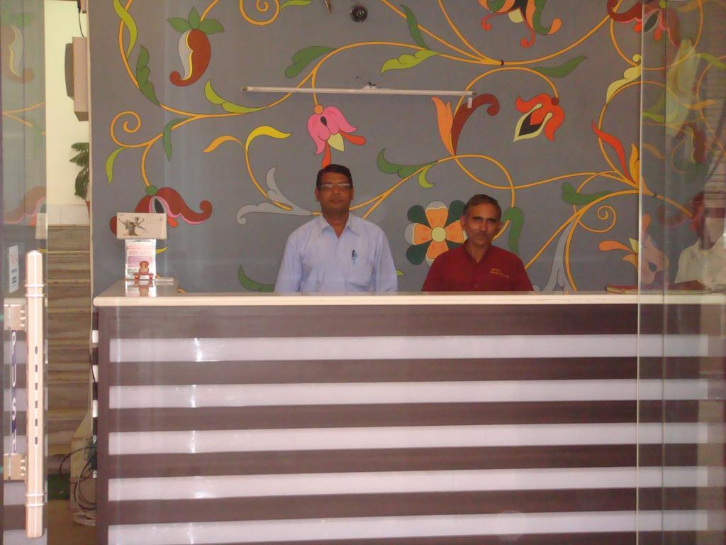 Hotel Golden Deluxe Jaipur Bagian luar foto