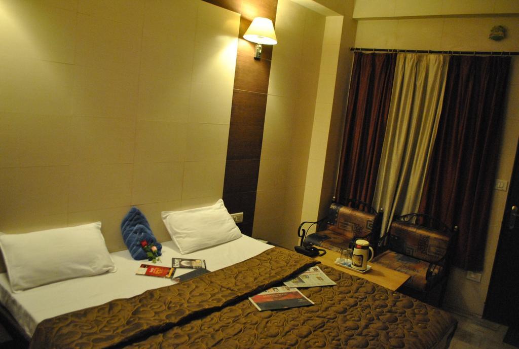 Hotel Golden Deluxe Jaipur Bagian luar foto