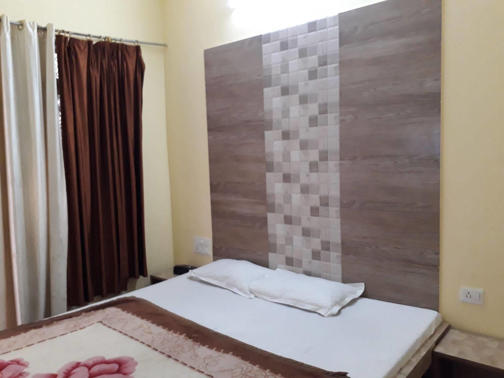 Hotel Golden Deluxe Jaipur Bagian luar foto