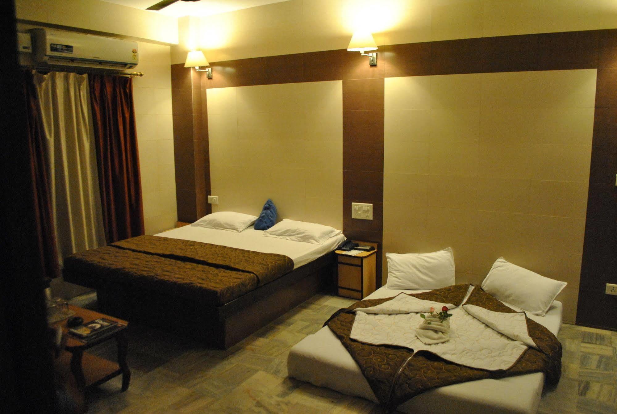 Hotel Golden Deluxe Jaipur Bagian luar foto