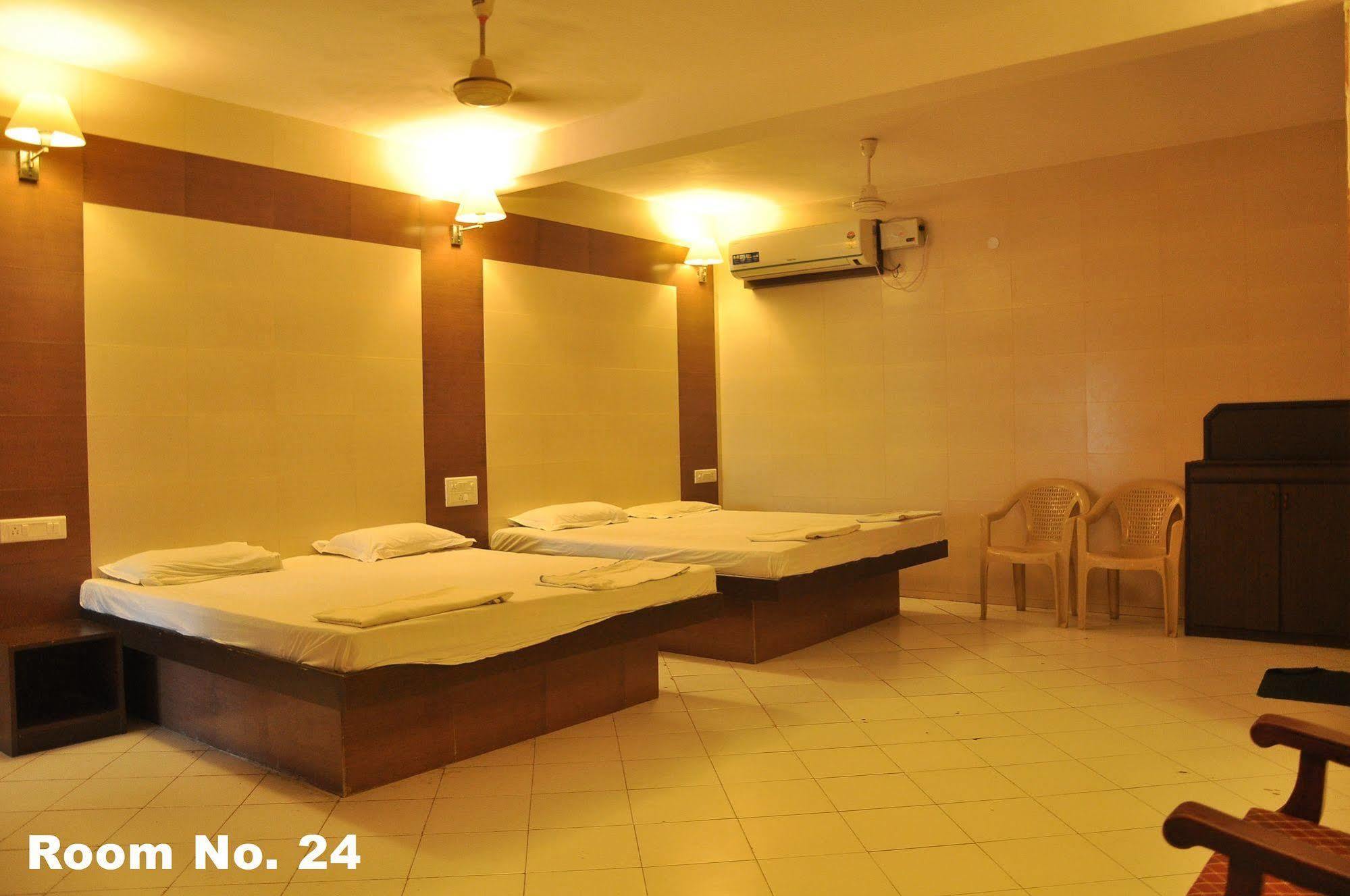 Hotel Golden Deluxe Jaipur Bagian luar foto