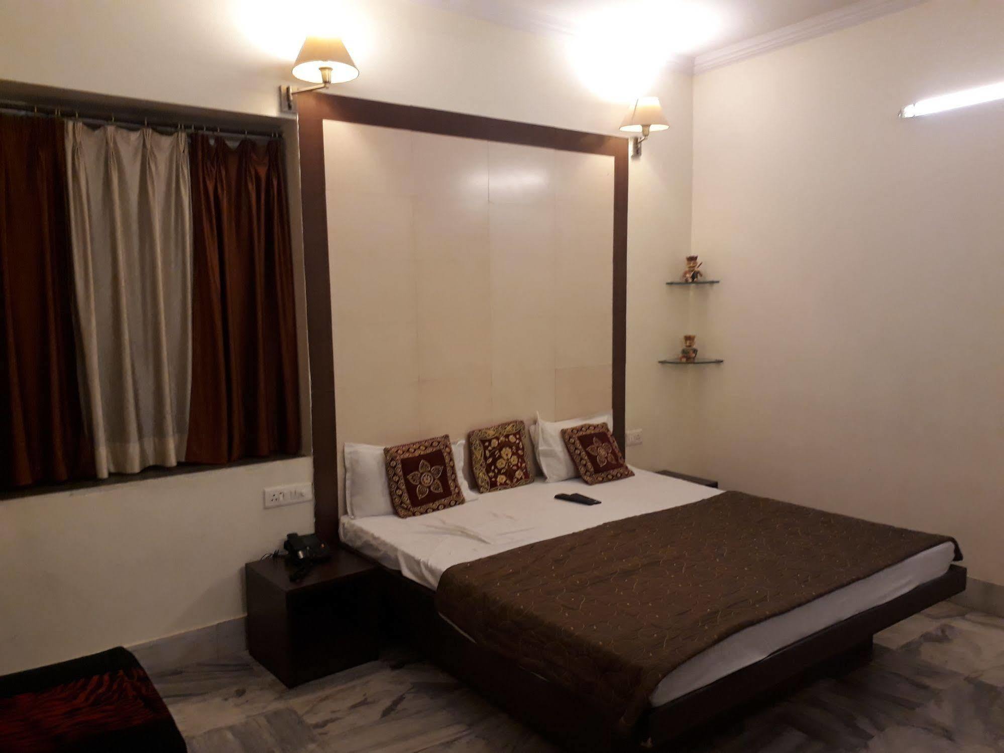 Hotel Golden Deluxe Jaipur Bagian luar foto