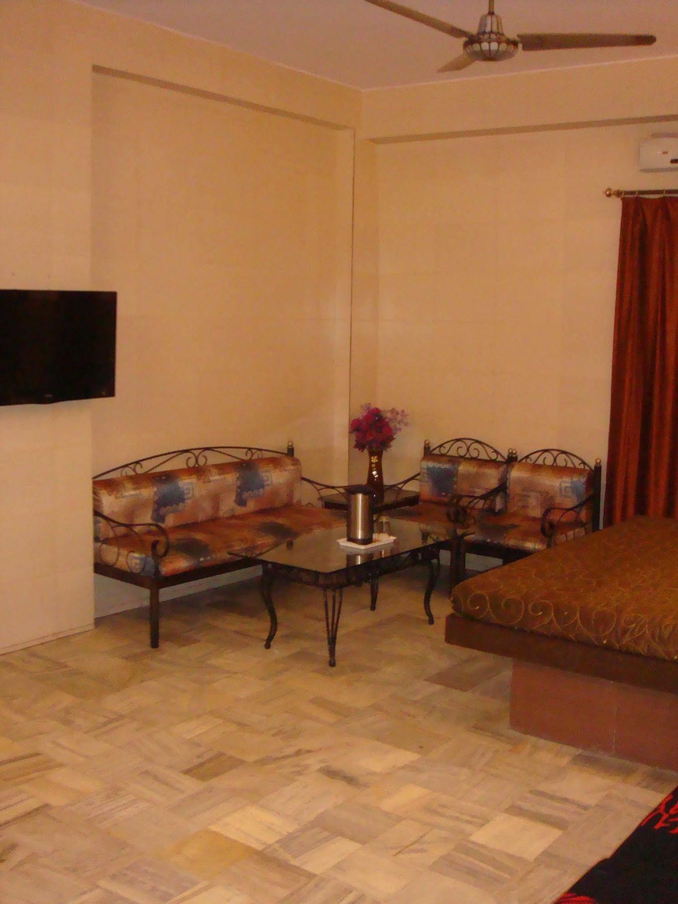 Hotel Golden Deluxe Jaipur Bagian luar foto